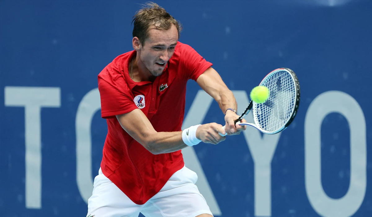 Medvedev battles heat to stay on track for Djokovic Olympic showdown